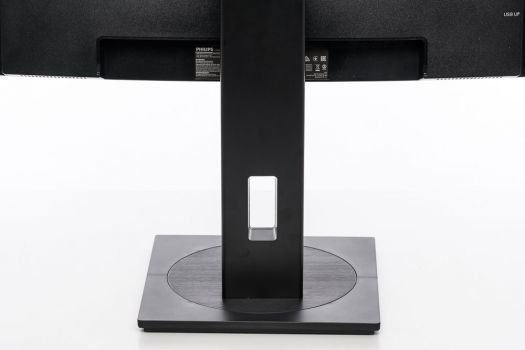 Standbein des Monitors mit Öffnung zur Kabelbündelung