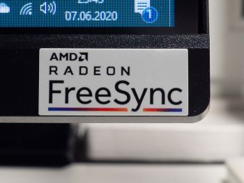 Auch das FreeSync-Badge auf dem Frontrahmen lässt sich entfernen