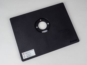 Die Bodenplatte vom Fuß des Monitors wirkt kostenoptimiert