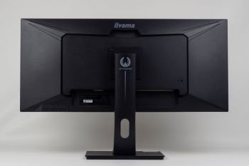 Monitor in der höchsten Stellung von hinten