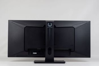 Monitor in der niedrigsten Stellung von hinten