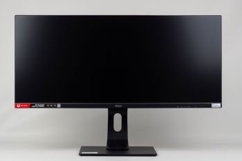 Monitor in der höchsten Stellung von vorn