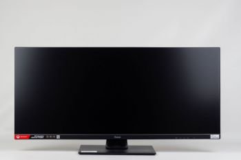 Monitor in der niedrigsten Stellung von vorn