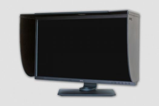 Der BenQ SW321C mit Lichtschutzblende