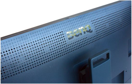 Rückseite des BenQ SW321C mit den Lüftungsschlitzen