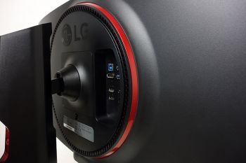Rote Farbakzente beim LG 34GN850-B