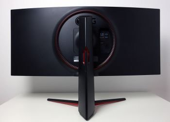 Mattschwarzes Gehäuse mit roten Akzenten des LG 34GN850-B