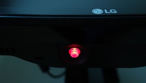 Rot beleuchteter Joystick im Betriebszustand und rot blinkend im Ruhemodus