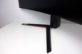 Der Standfuß des LG 34GN850-B benötigt recht viel Platz