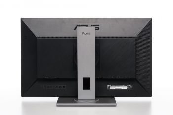 Ansicht des Monitors von hinten in der niedrigsten Stellung