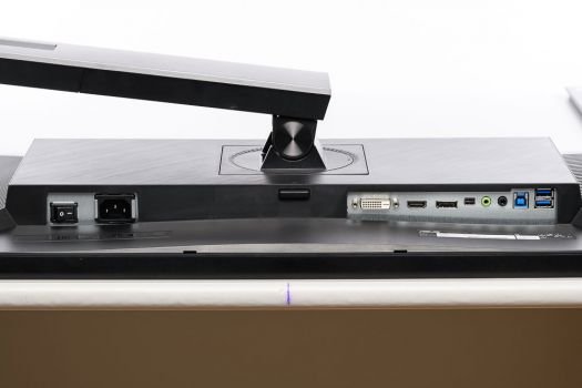 Vormontiertes Standbein am Display