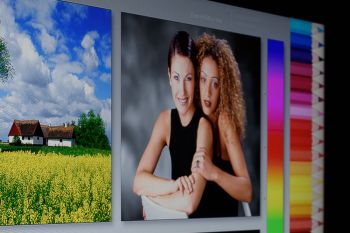 LG 27QN880: Ausschnitt horizontaler 60°-Winkel von links