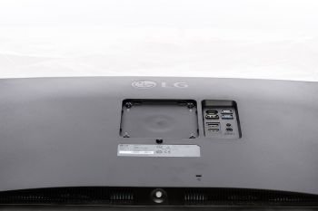 Montage-Öffnung auf der Displaygehäuserückseite