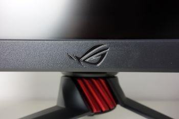 Glänzendes Republic-of-Gamers-Logo auf dem vorderen Gehäuserahmen