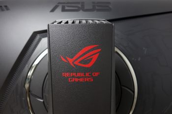 ROG-Logo auch auf der Rückseite des Standfußes