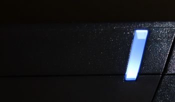 Weiß leuchtende Power-LED im Betriebszustand