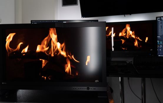 Matt gegen spiegelnd: Während beim EIZO CG3146 das Display diffus entspiegelt wurde, sieht man beim Sony im Hintergrund dieselbe Leuchtröhre klar konturiert. Beides hat sein Für und Wider wie bei den Fotodrucken – matt oder glänzend?