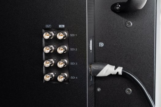 SDI, HDMI und DisplayPort: Alle wichtigen Anschlüsse für einen Studiomonitor sind vorhanden