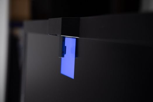 Elegant und komfortabel, der Sensor zur automatischen Kalibrierung des CG3146 fährt motorisch vor das Display, während die verschiedenen Farbfelder generiert werden