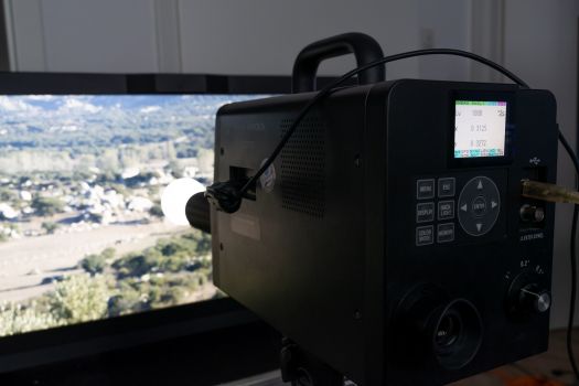 Perfekt: Der weiße Kreis im Bild hat einen Signalwert von 1000 cd/m², und das hochpräzise Konica Minolta CS-2000 misst am EIZO genau diesen Wert