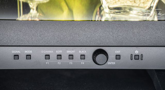 Tastenfeld auf der Frontseite: Während viele Computermonitore ihre Tasten auf der Rückseite verstecken, kommt man hier an alle Optionen schnell und einfach heran