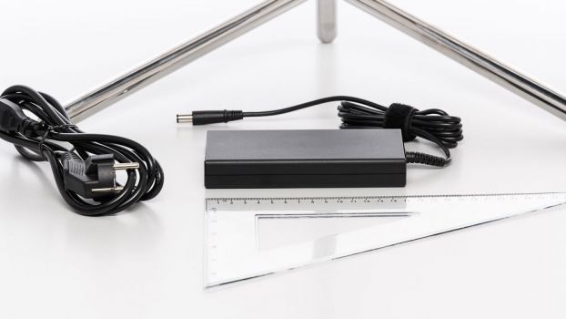 Externes Netzteil, relativ groß und schwer