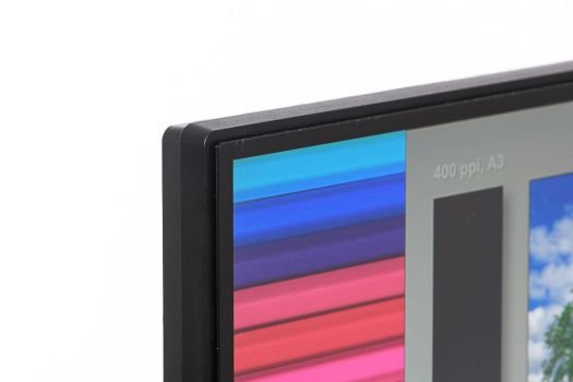 Zero-Edge-Display, das nach vorn über den Rahmen hinausragt