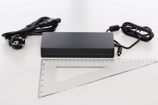 Etwa handgroßes Netzteil, das auch externe Geräte mit bis zu 60 Watt versorgen kann