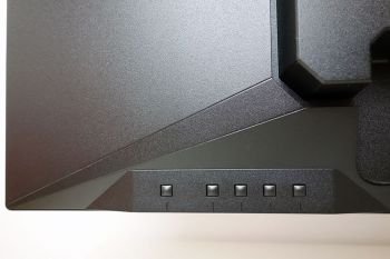 Vier Bedientasten und die Power-Taste auf der Displaygehäuserückseite