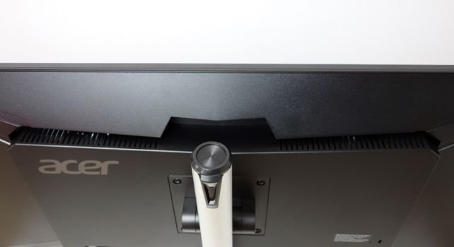 Öffnungen für Belüftung auf der Displaygehäuserückseite und Lautsprecher