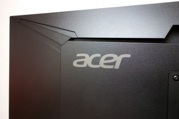 ... und auf der Rückseite des Monitors