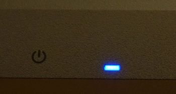 Im Betriebszustand leuchtet die Power-LED blau