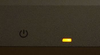 Im Ruhemodus wechselt die Farbe der Power-LED auf Orange