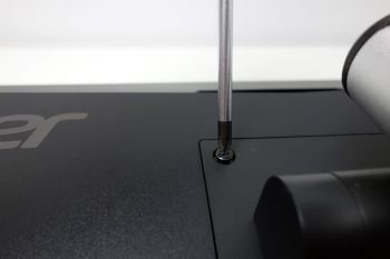 Für die Befestigung am Display wird ein Kreuzschlitzschraubendreher benötigt