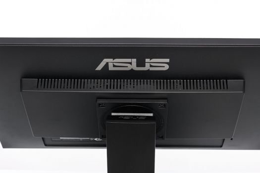 Lüftungsschlitze auf der Displaygehäuserückseite des Asus VA24DQLB