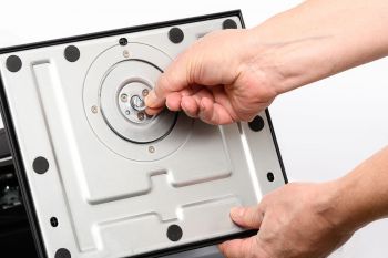 Fixierung des Fusses am Monitorarm mit einer Flügelschraube