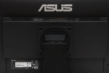 Standbein kann über vier Schrauben vom Display entfernt werden (VESA)