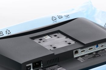 Öffnung (VESA Standard) auf der Displaygehäuserückseite für das Standbein