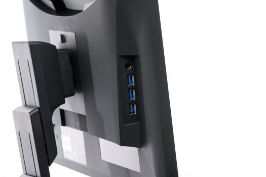 3 x USB-3.0-Downstream-Ports und die Kopfhörerbuchse seitlich im Erker 