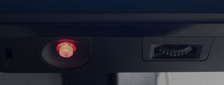 5-Wege-Joystick bedient das OSD-Menü, und das Einstellrad regelt die rückseitige Beleuchtung