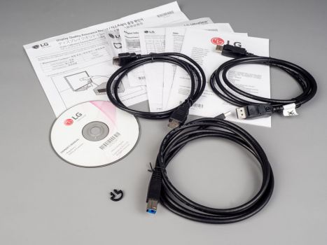 Die Kabelauswahl im Zubehör des LG 27GN950-B ist vorbildlich