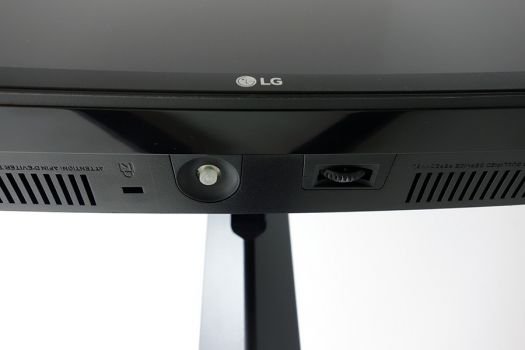 Bedienung auf der Unterseite des Displaygehäuses mit nur einer Taste: Fünf-Wege-Joystick