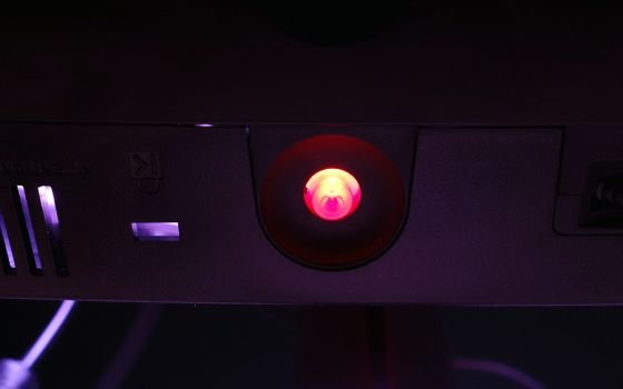 Rot leuchtender Joystick im Betriebszustand und rot blinkend im Ruhemodus