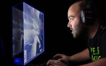Gamer vor Bildschirm