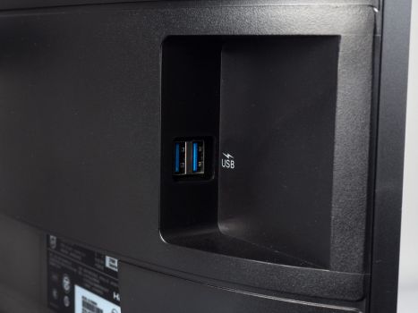Zwei USB-Anschlüsse befinden sich nutzerfreundlich seitlich am Monitor