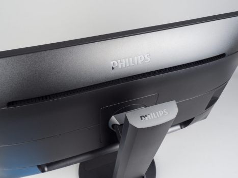 Der Belüftungsschlitz verläuft fast über die gesamte Displaygehäuserückwand