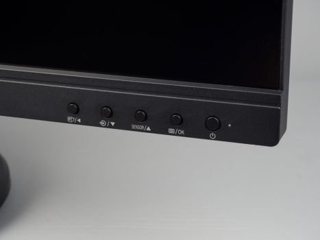 Die Steuerung des OSD-Menüs erfolgt über fünf analoge Tasten am untern rechten Displayrahmen
