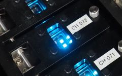 Blaue OLED (Bild: Universität Kyūshū)