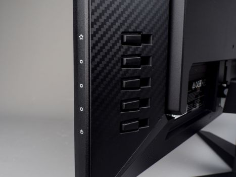 Die Tasten für das OSD-Menü befinden sich vertikal angeordnet auf der Rückseite