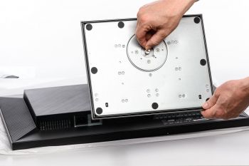 Fixierung von Monitorarm und Fußmit mittels einer Flügelschraube